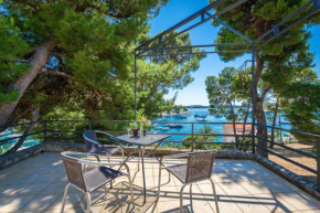 Sunny Days ''Sara'' - Hvar